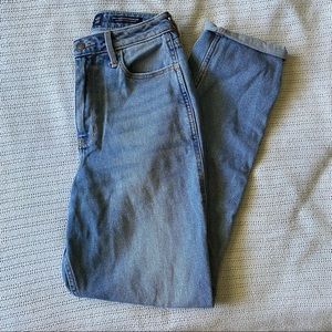 Hollister Curvy Ultra-High Rise Mom Jeans